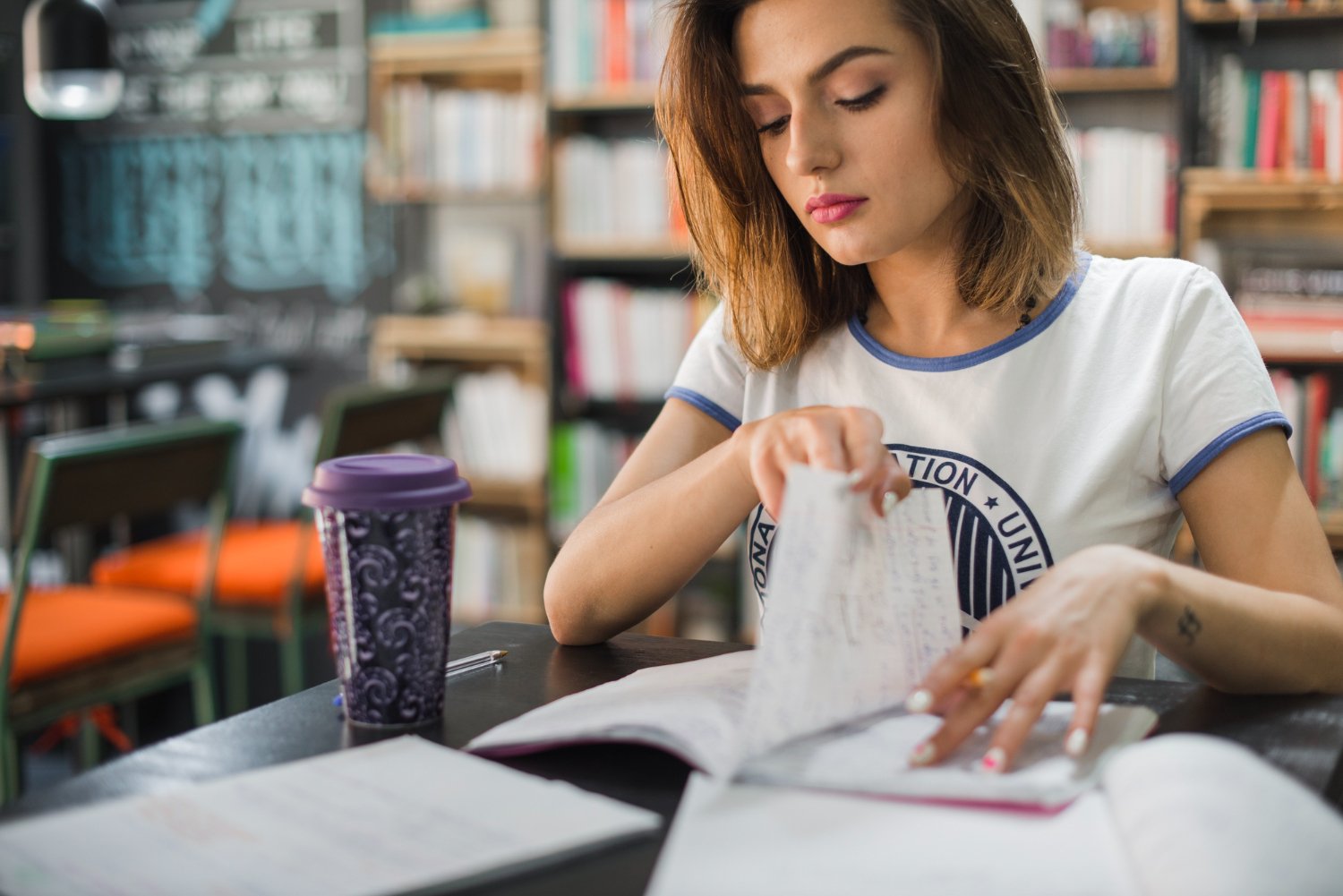 Menina, sentando, tabela, leitura, lançando, página