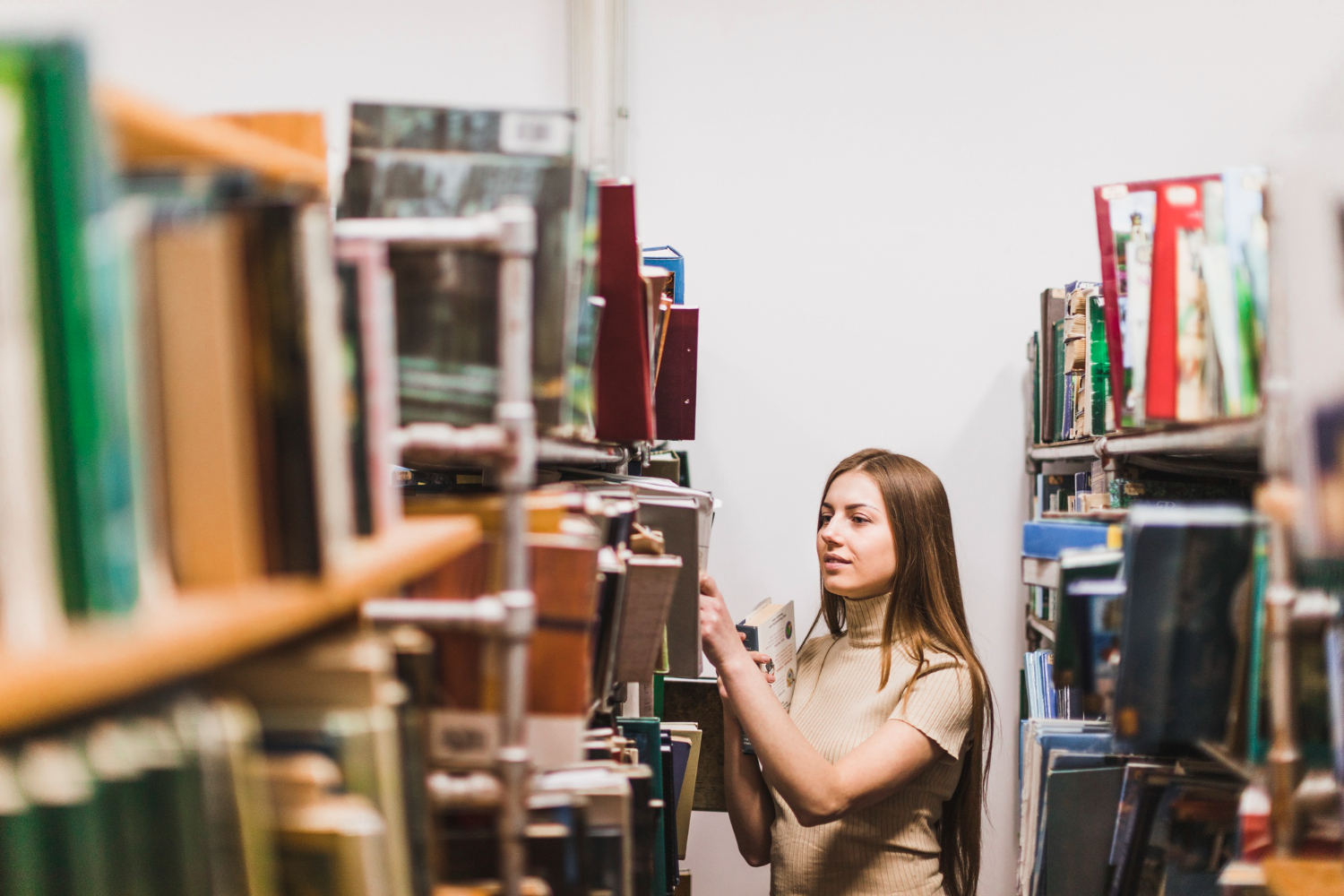 Volta ao conceito de escola com mulher estudando na biblioteca