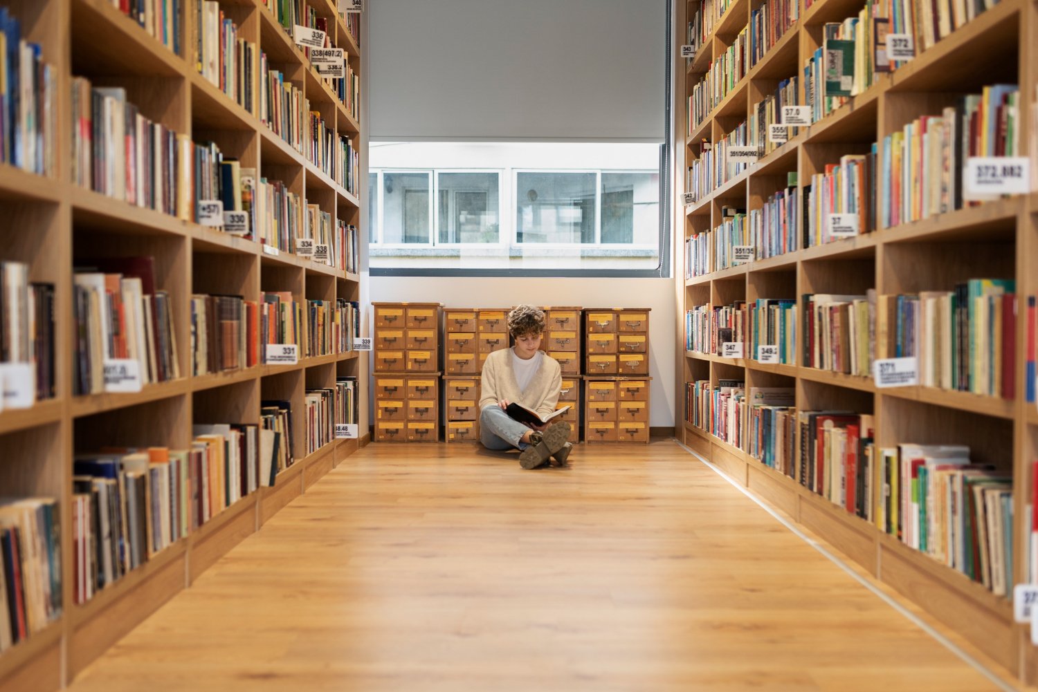 Jovem estudante aprendendo na biblioteca