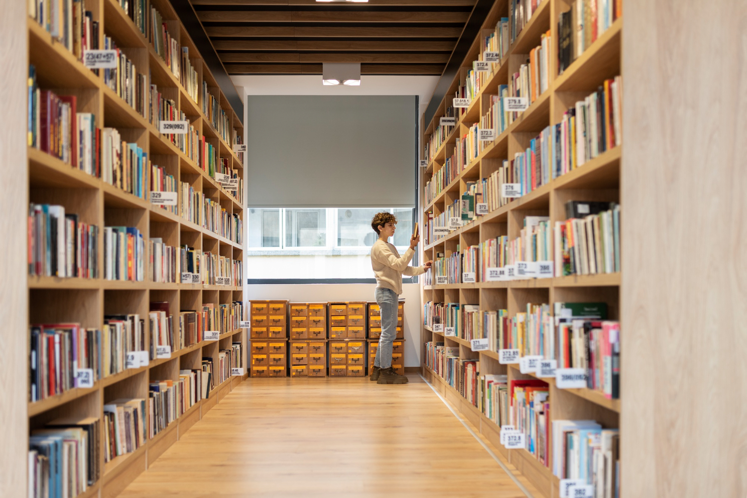 Jovem estudante à procura de um livro na biblioteca