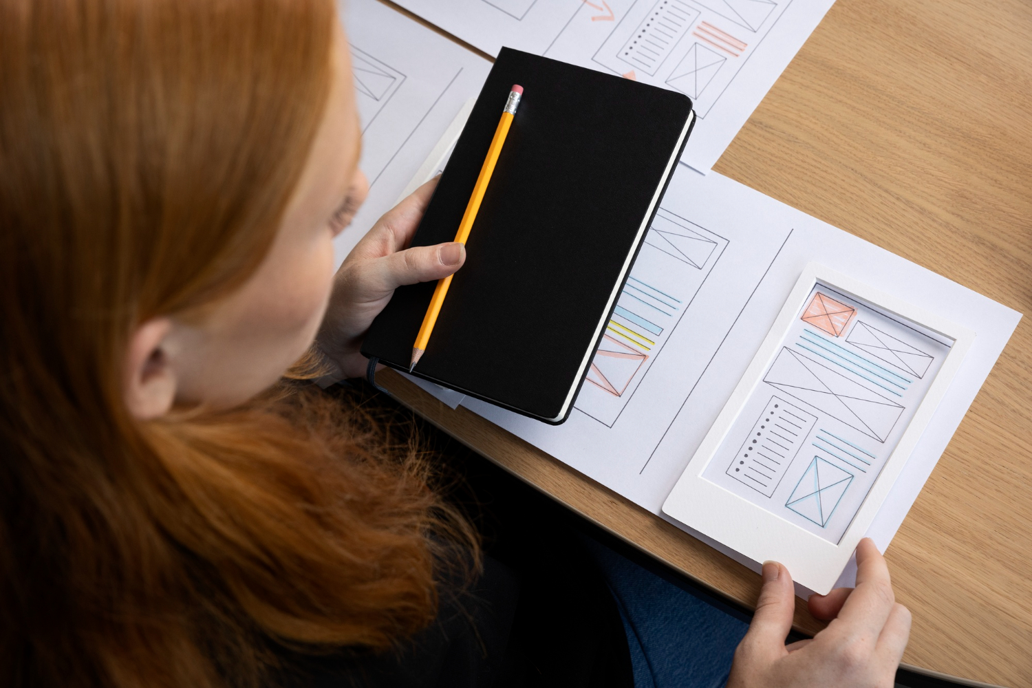 Web designer feminina no escritório com notebook