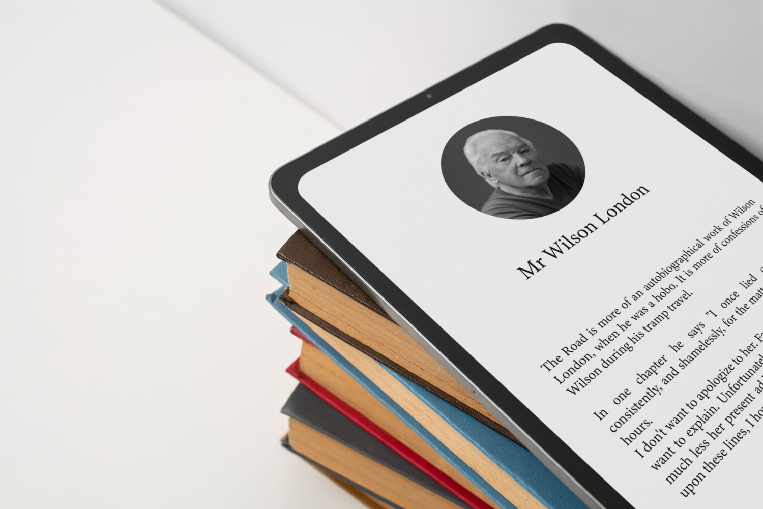 Tablet e livros de alto ângulo de alto ângulo