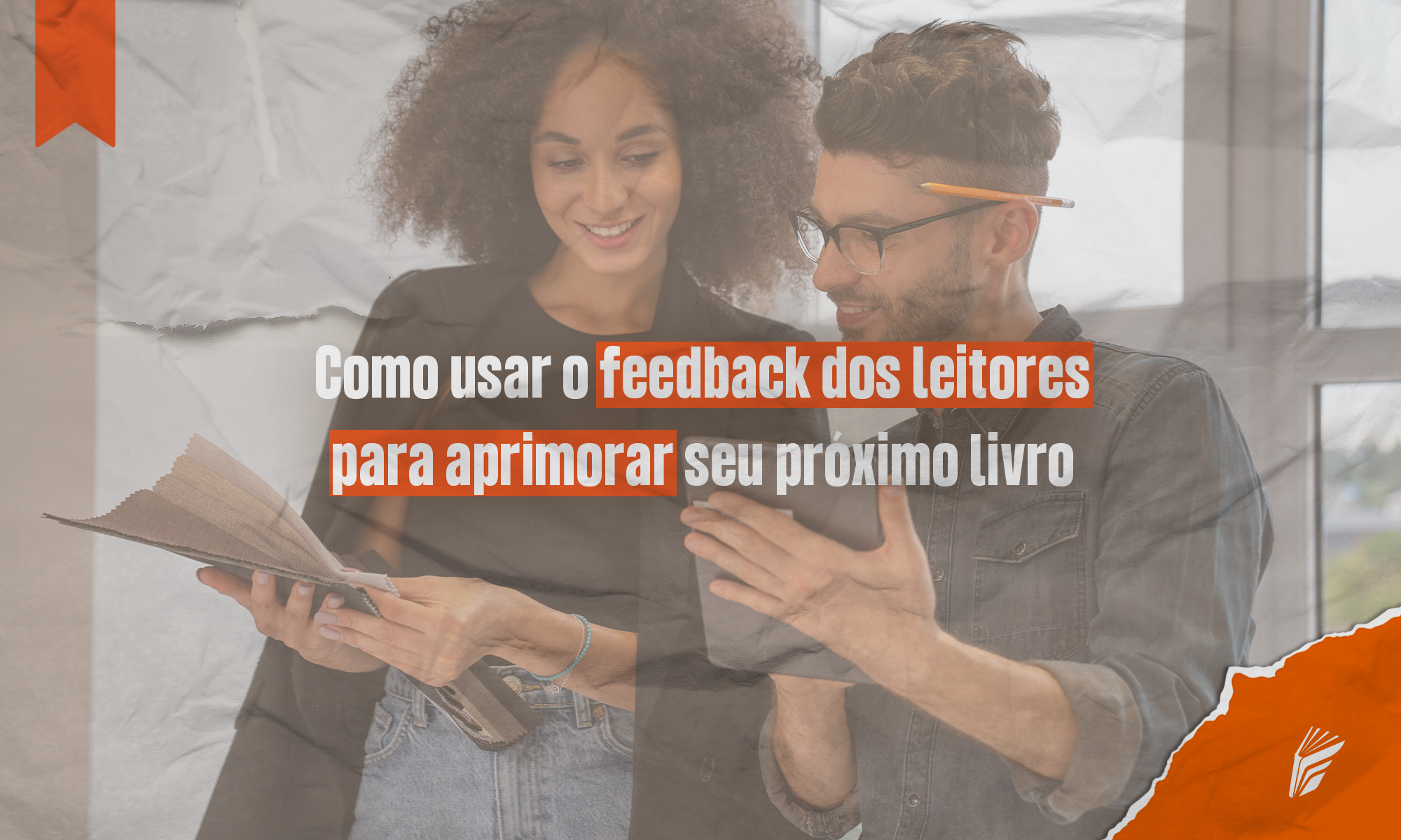 Autor recebendo feedback de leitores e anotando sugestões para aprimorar seus próximos livros.