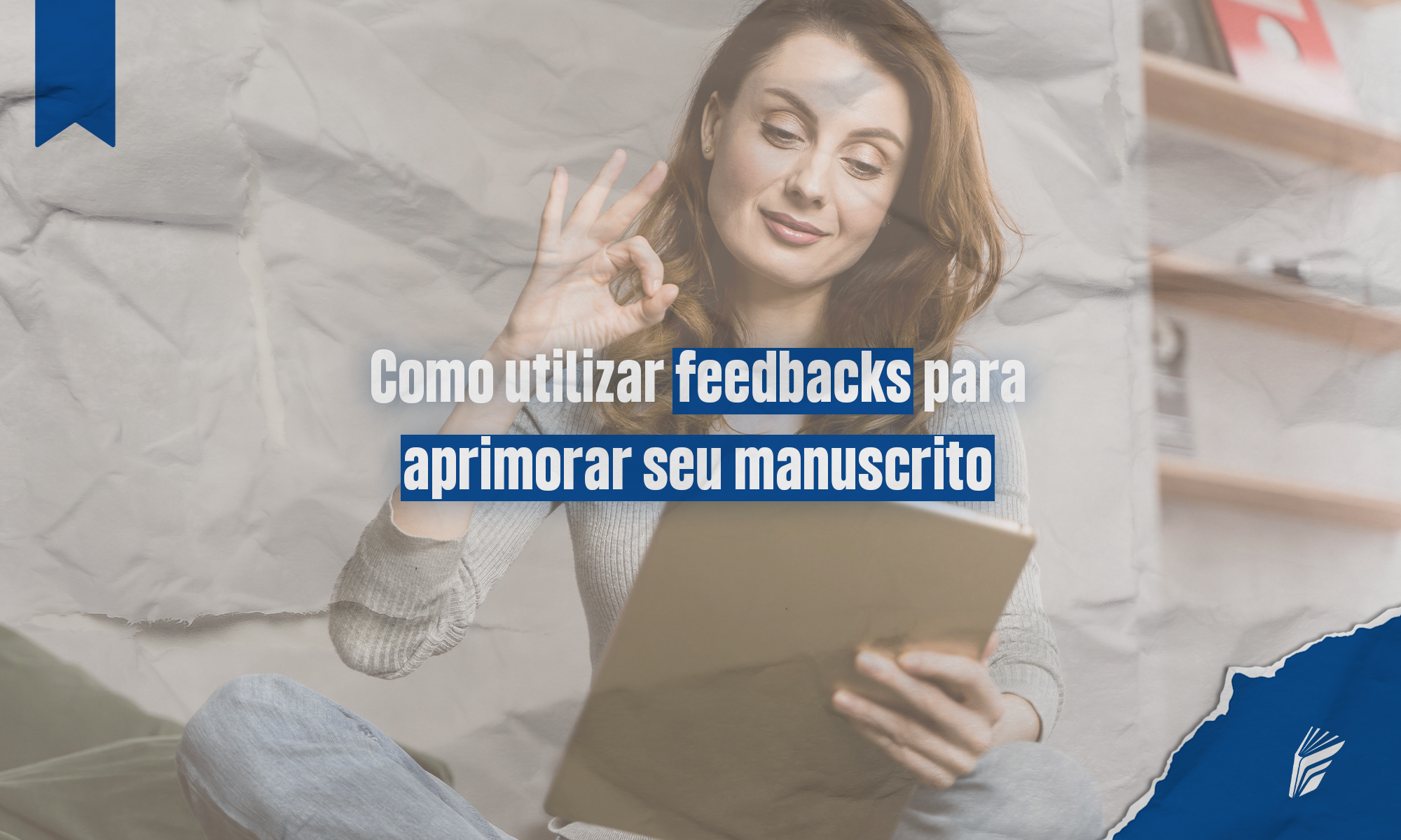 Autor revisando manuscrito com anotações de feedback de leitores beta