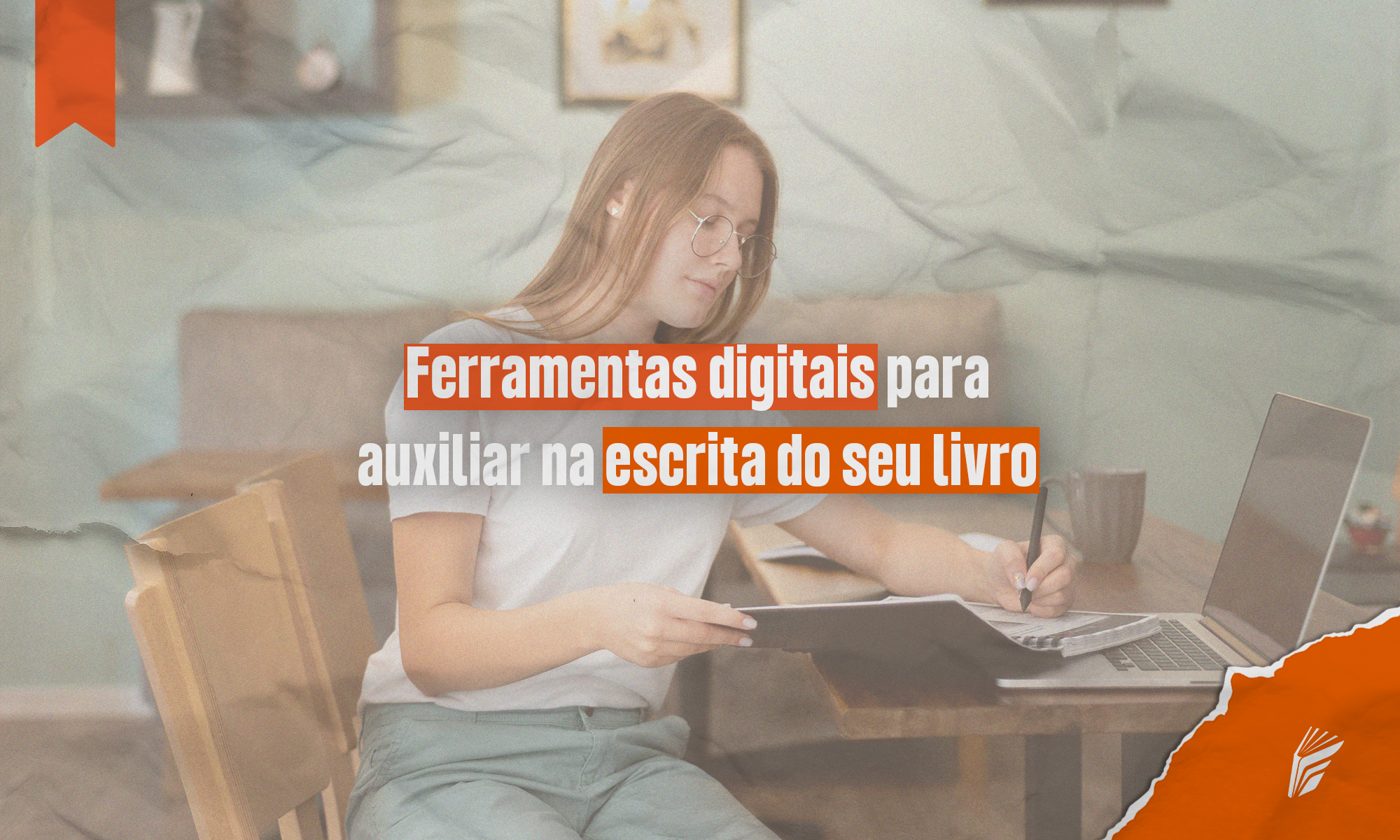 Escritor usando notebook e anotações enquanto escreve um livro.