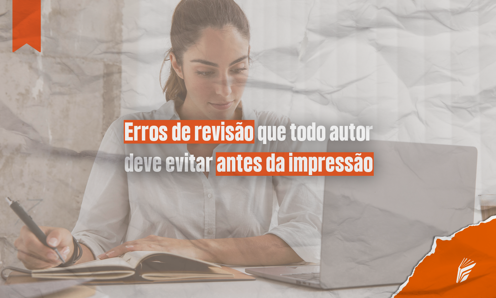 Autor revisando texto com atenção para evitar erros antes da impressão final.