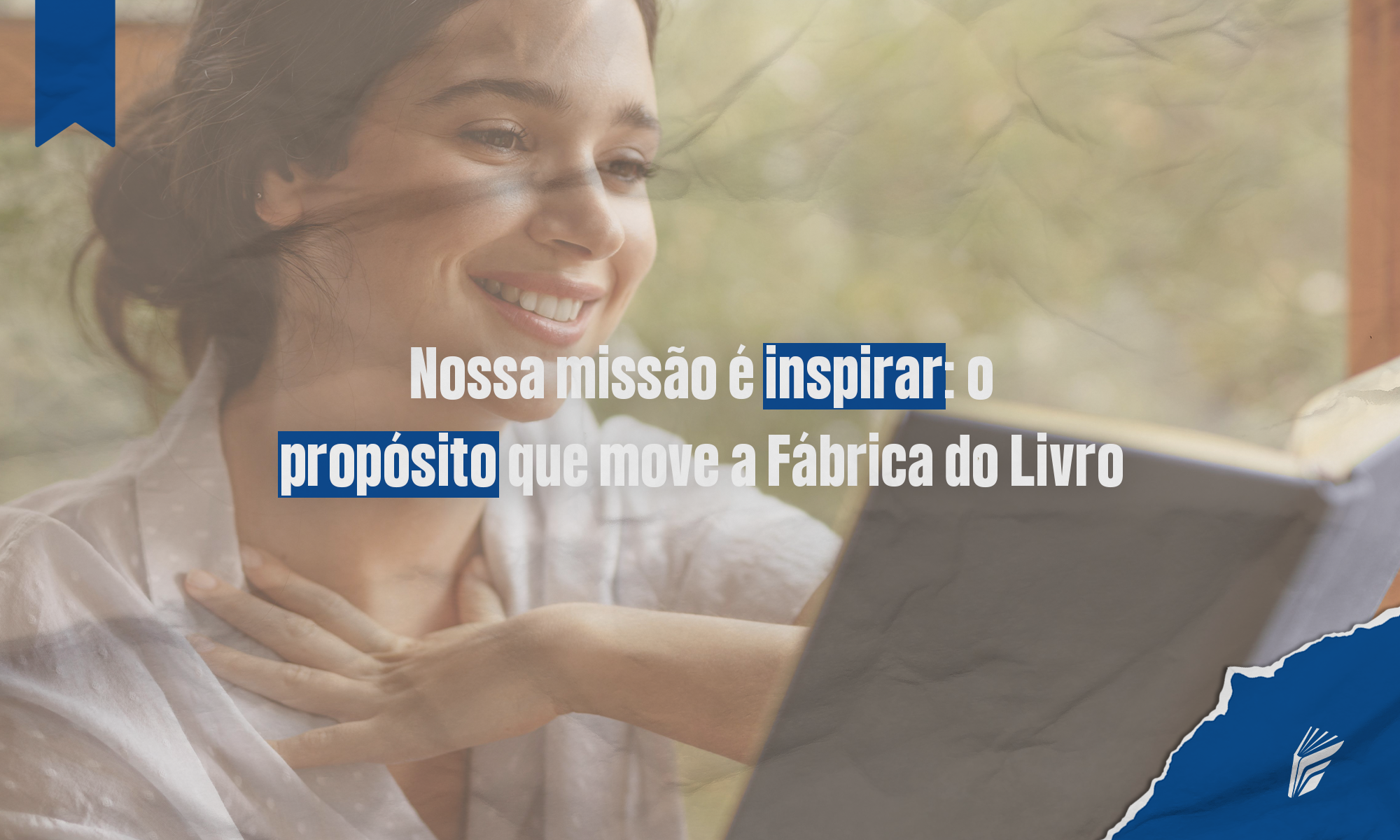 Autor segurando um livro recém-impresso pela Fábrica do Livro, representando o propósito de inspirar e realizar histórias.