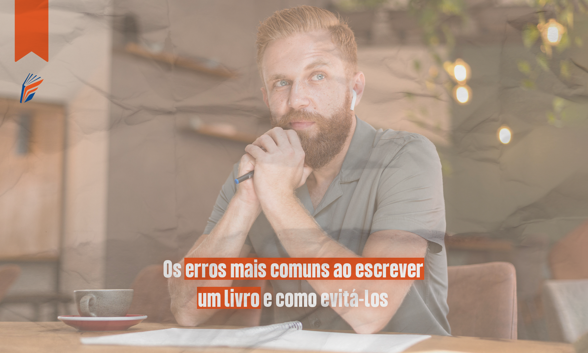 Autor iniciante pensando e revisando anotações para evitar erros comuns na escrita de um livro